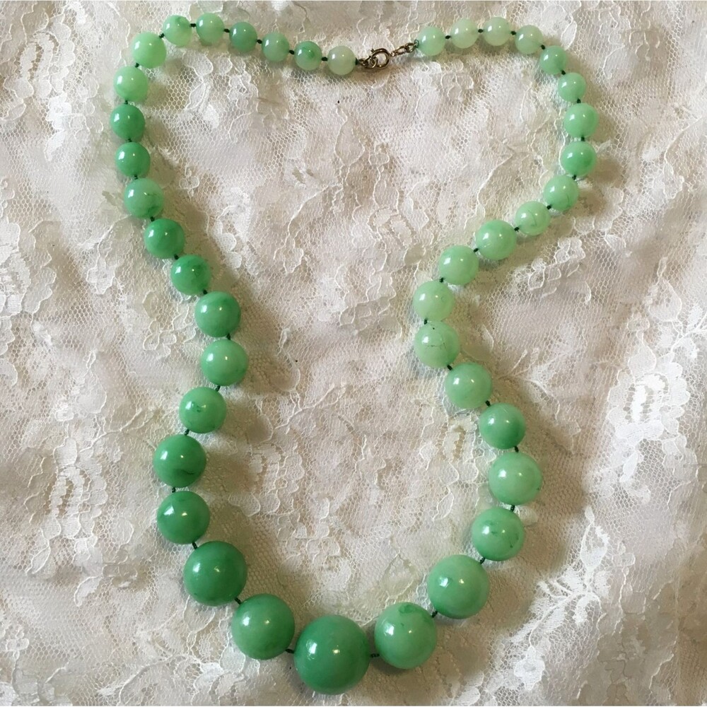 Vintage Plastic Bead Necklace Jade Green Marbled graduated Size Beads